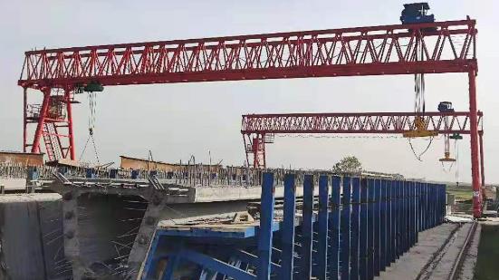 為什么要對(duì)門式起重機(jī)進(jìn)行定時(shí)清理？